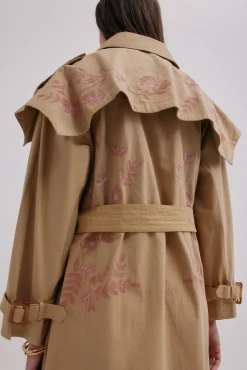 Danièle. Gabardina bordada