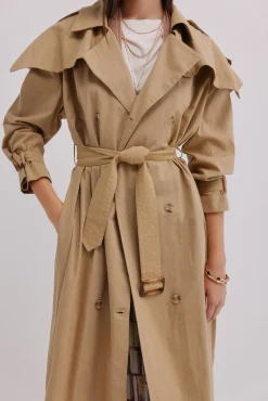 Danièle. Gabardina bordada