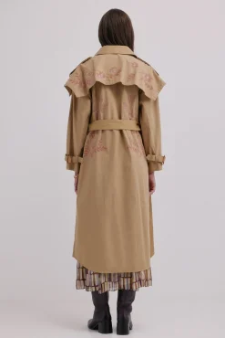 Danièle. Gabardina bordada