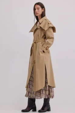 Danièle. Gabardina bordada