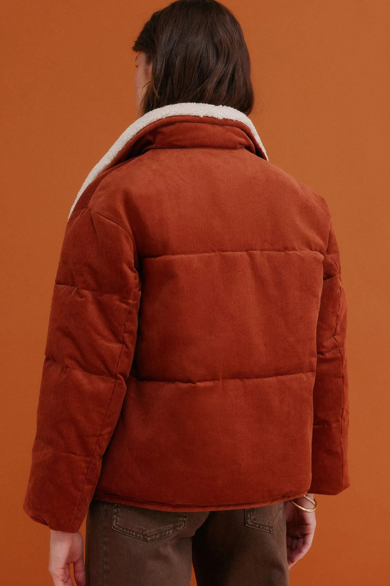 Debra. Deportiva acolchada