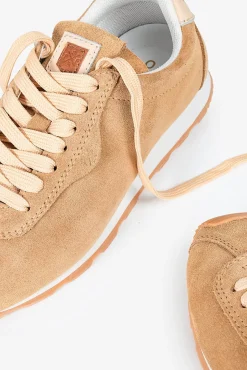 Deportivo señora Kira Serraje