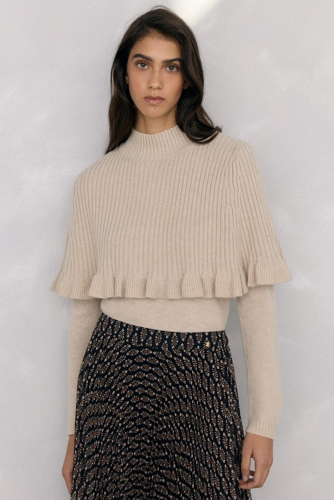 Doble prenda jersey y capa con detalle volante