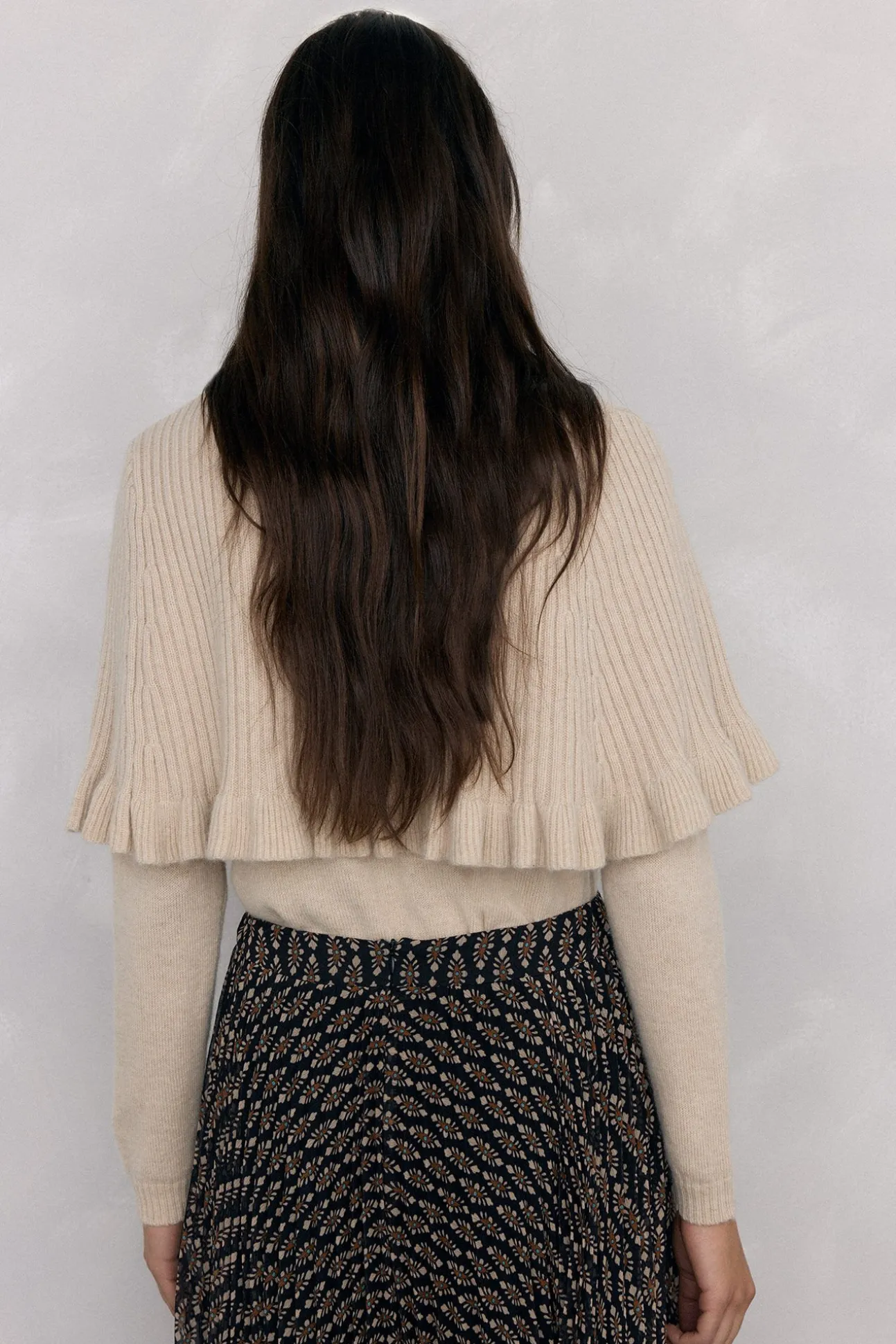 Doble prenda jersey y capa con detalle volante