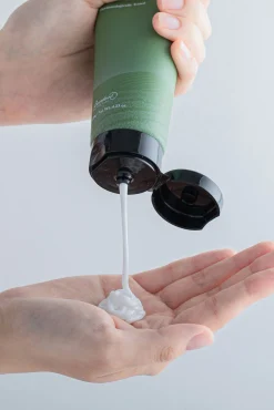 Espuma limpiadora de té verde profundo