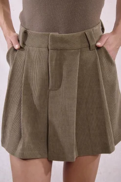 Falda corta con pliegues