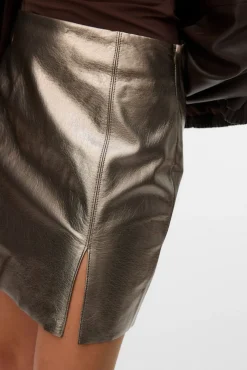 Falda corta efecto piel