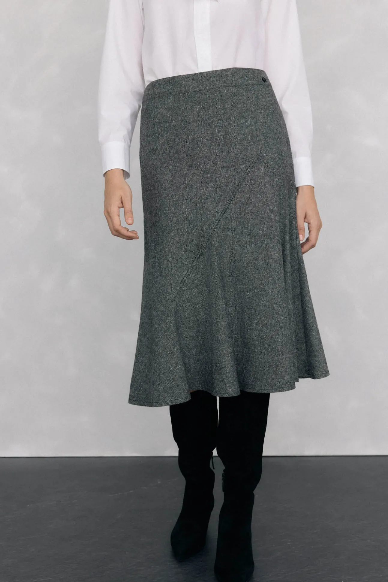 Falda cortes con vuelo en bajo