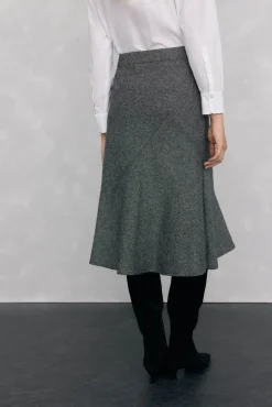 Falda cortes con vuelo en bajo