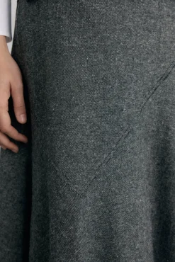 Falda cortes con vuelo en bajo