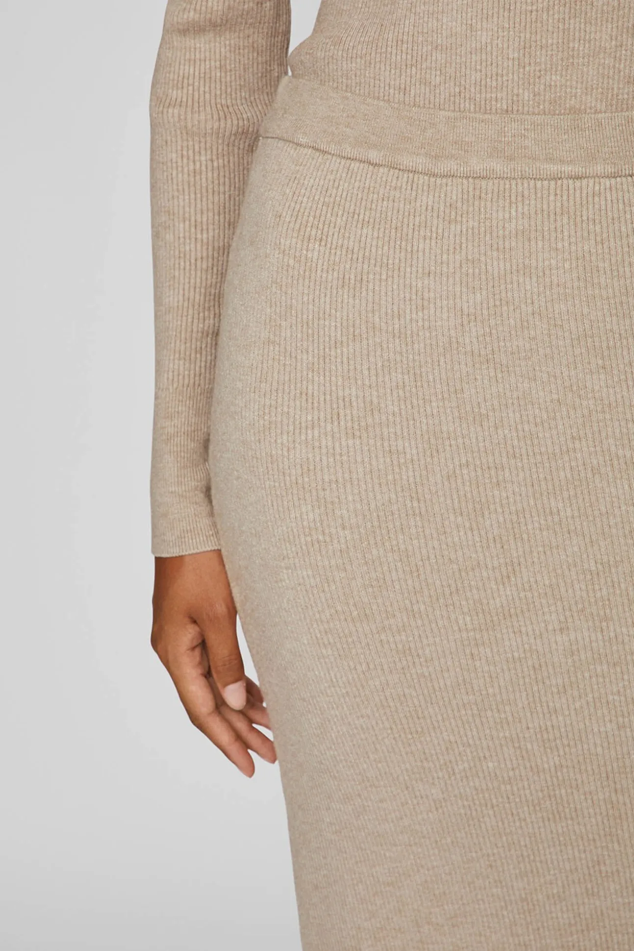 Falda de punto canalé midi