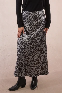 Falda larga satinada con estampado