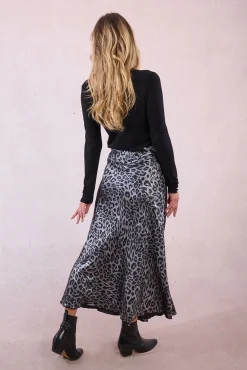 Falda larga satinada con estampado