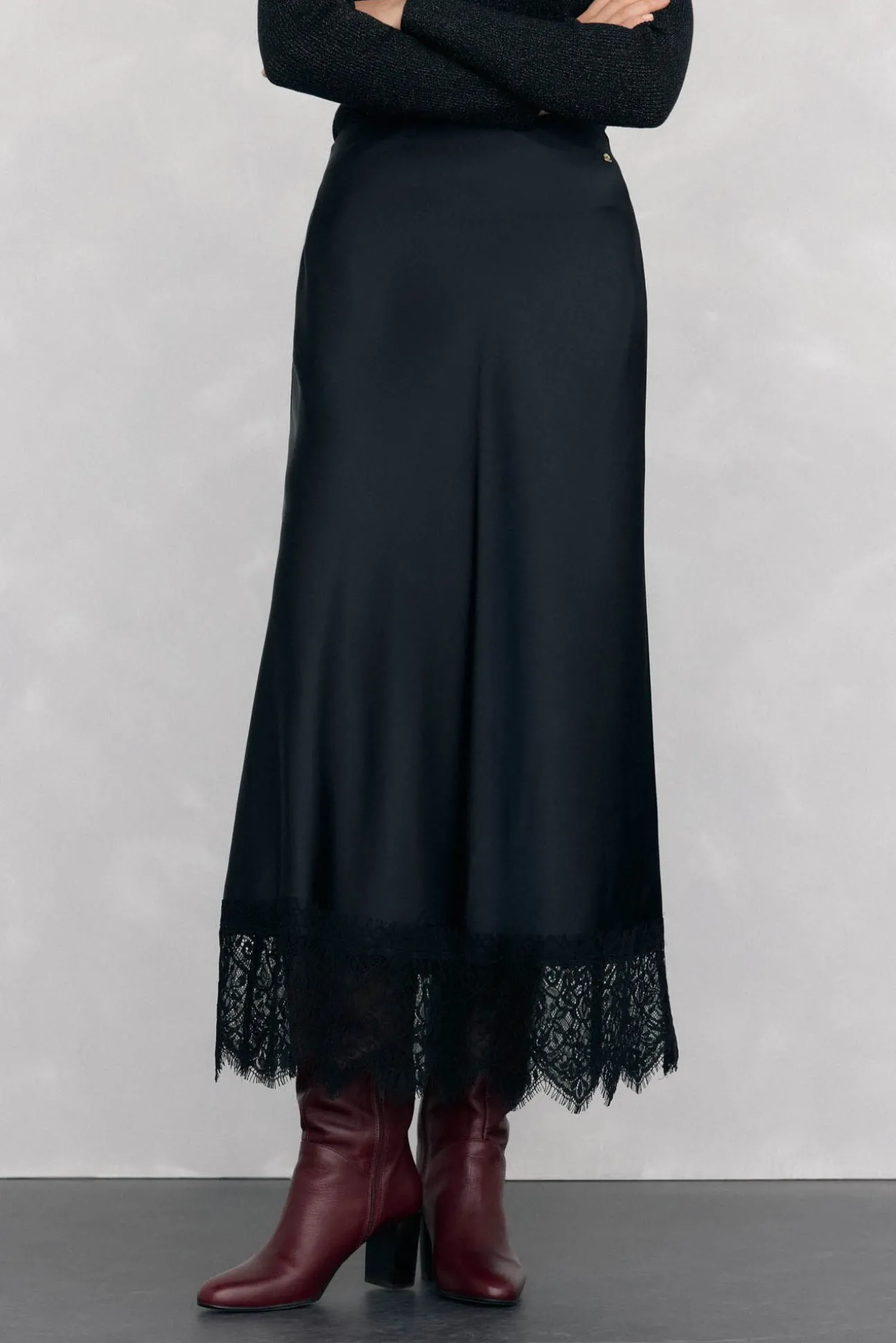 Falda larga satén detalle lace