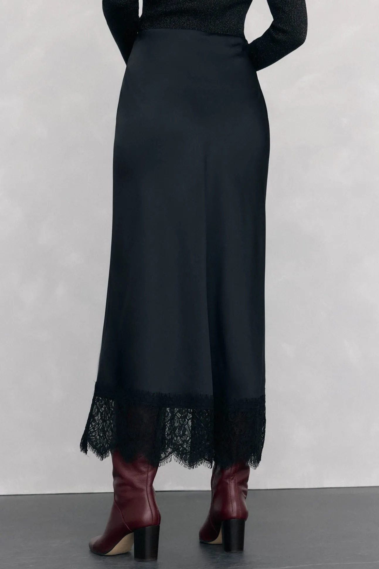 Falda larga satén detalle lace