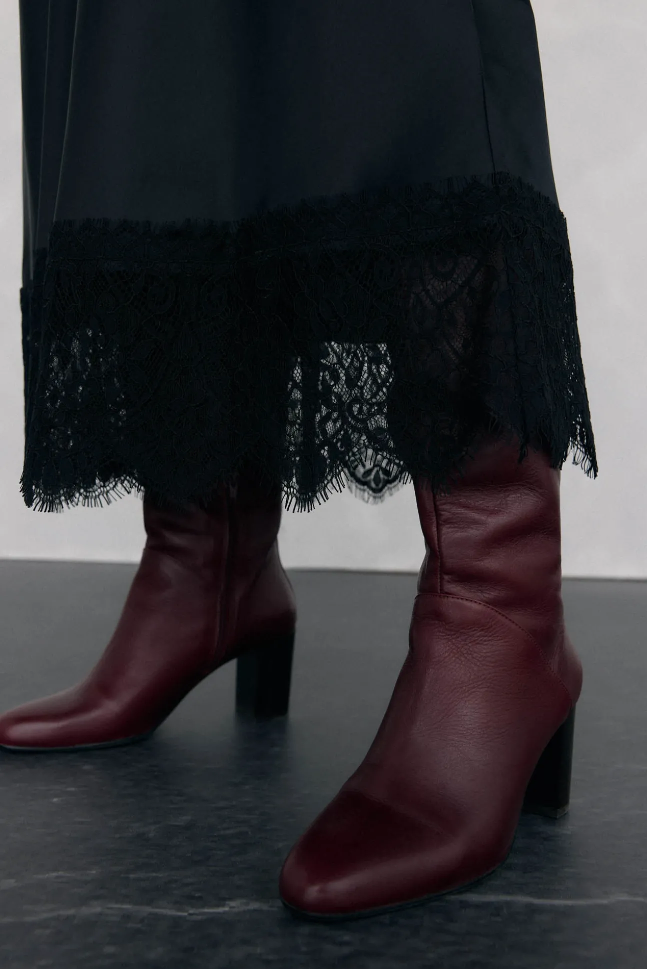 Falda larga satén detalle lace