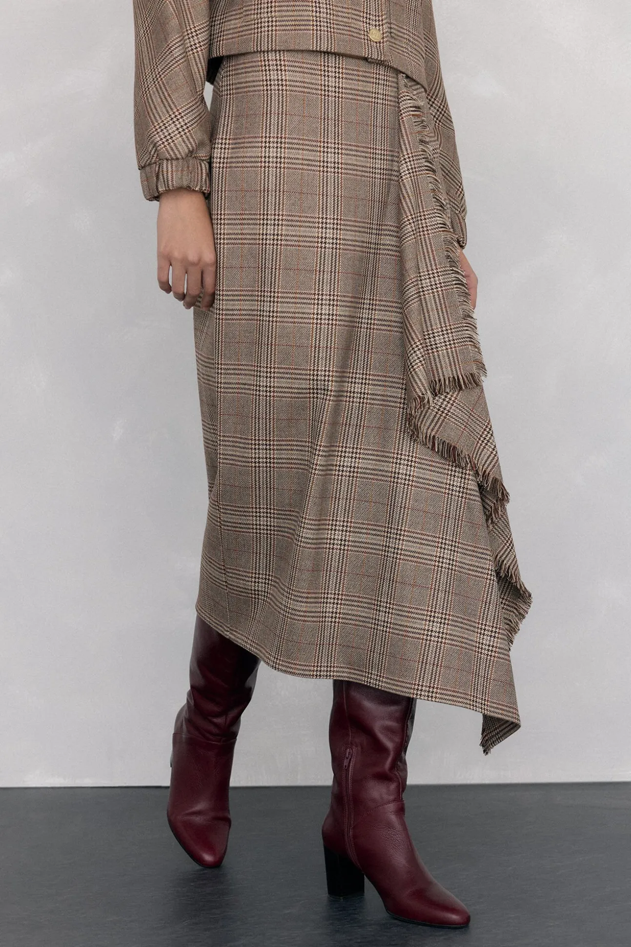 Falda midi cuadros volante desflecado