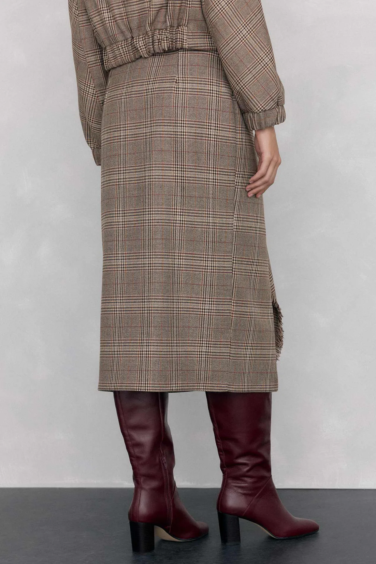 Falda midi cuadros volante desflecado