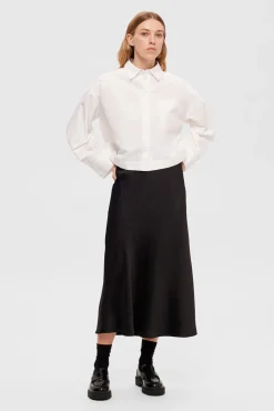 Falda midi fluida confeccionada con materiales reciclados.