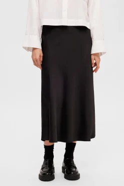 Falda midi fluida confeccionada con materiales reciclados.