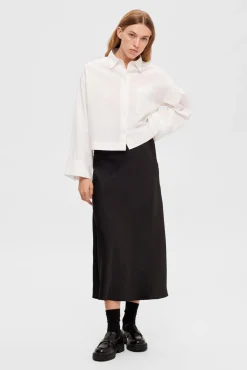 Falda midi fluida confeccionada con materiales reciclados.