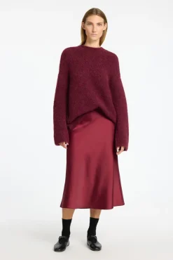 Falda midi fluida confeccionada con materiales reciclados.