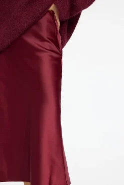 Falda midi fluida confeccionada con materiales reciclados.