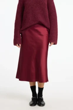 Falda midi fluida confeccionada con materiales reciclados.