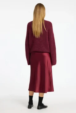 Falda midi fluida confeccionada con materiales reciclados.