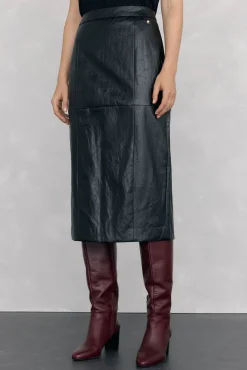 Falda recta simil piel relieve