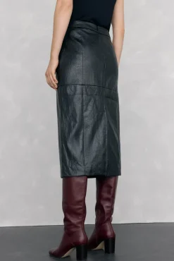 Falda recta simil piel relieve