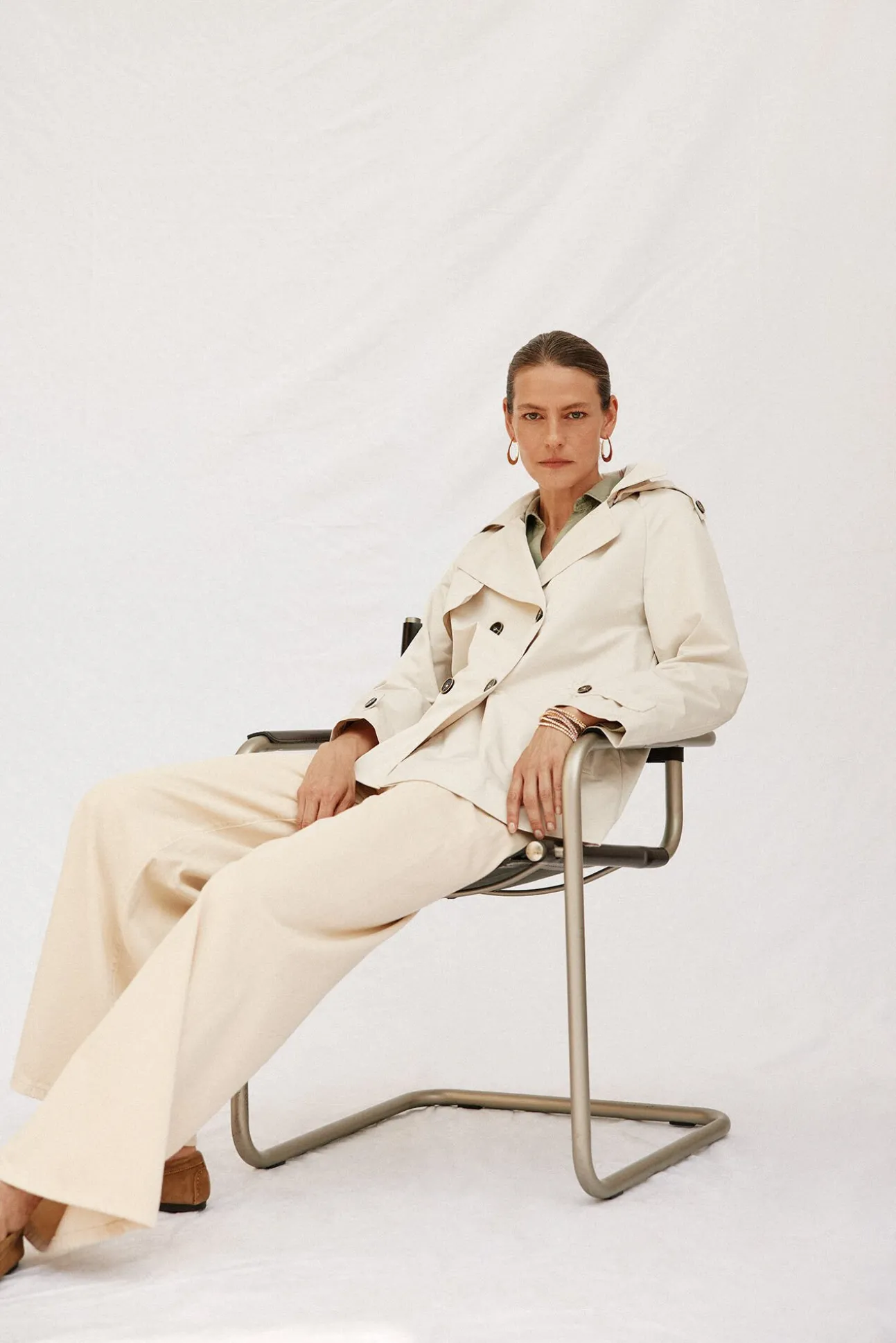 Gabardina corta con vuelo