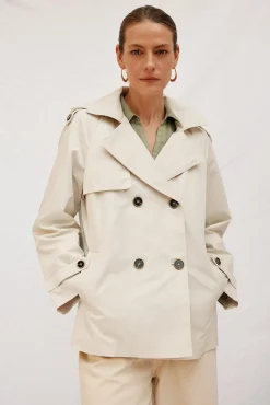 Gabardina corta con vuelo