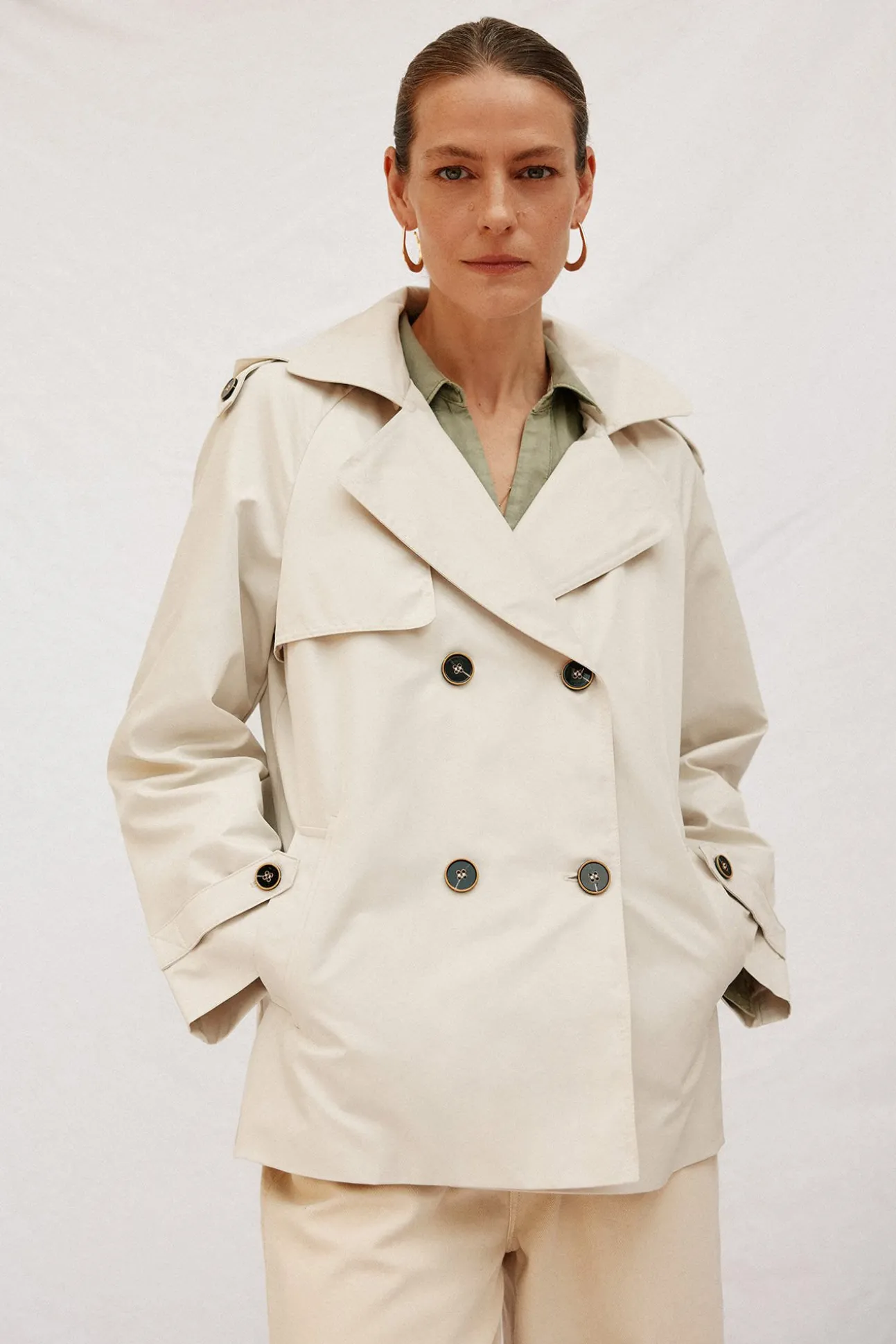 Gabardina corta con vuelo