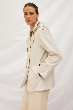 Gabardina corta con vuelo