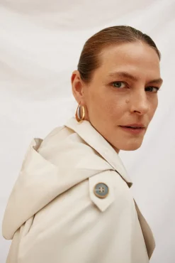 Gabardina corta con vuelo