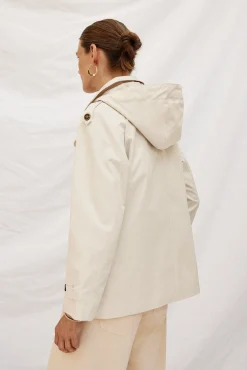 Gabardina corta con vuelo