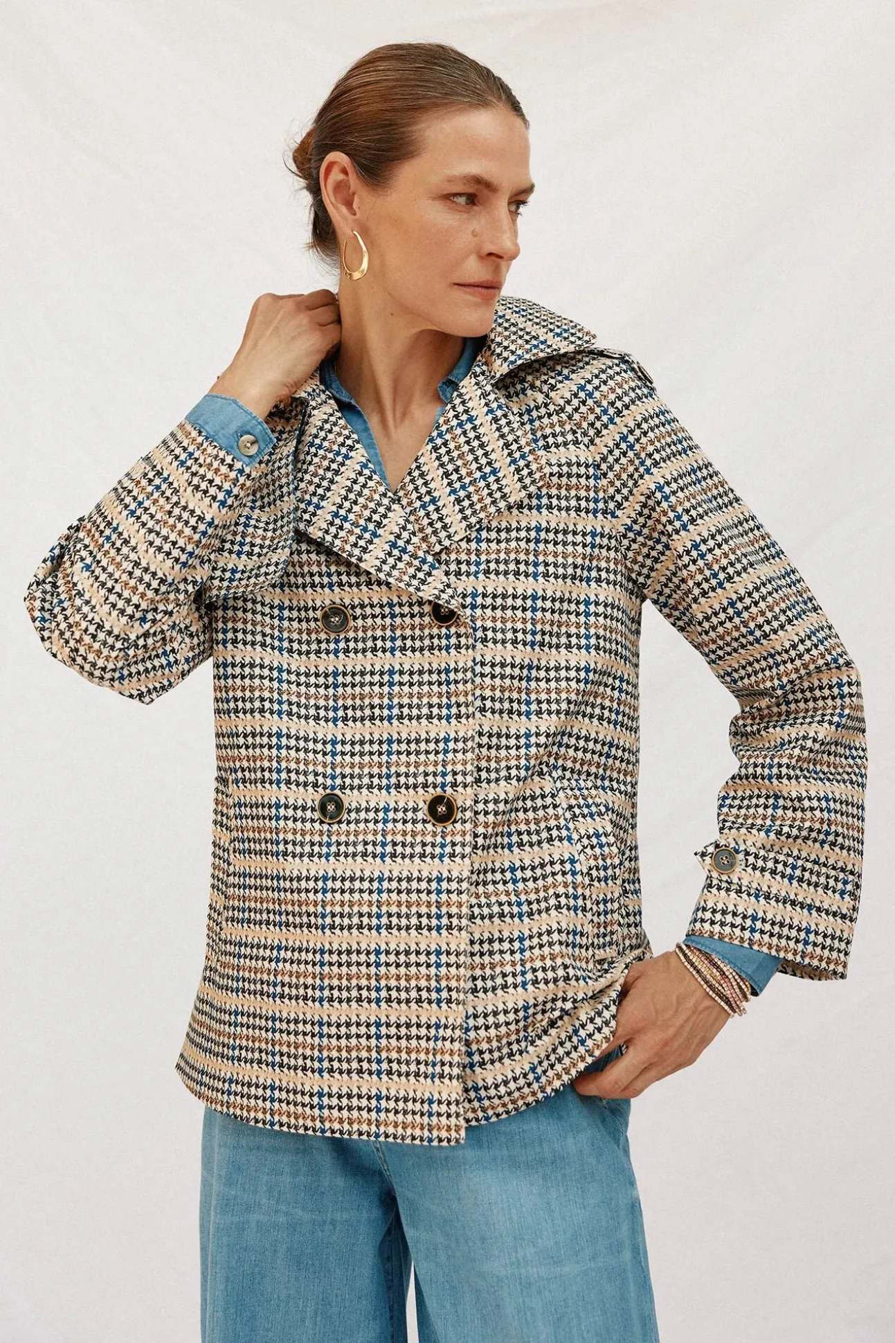 Gabardina corta con vuelo