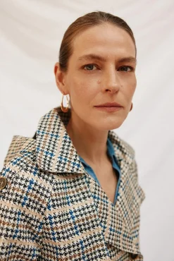 Gabardina corta con vuelo