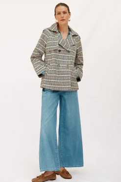 Gabardina corta con vuelo