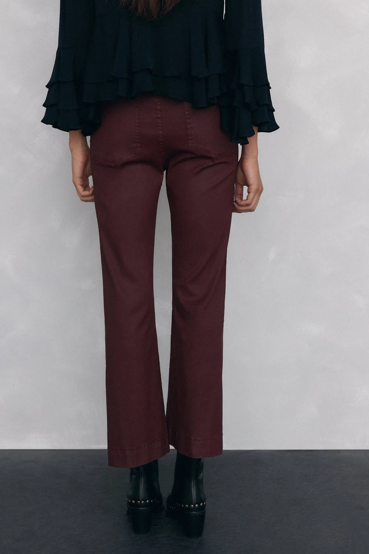 Jeans efecto cuero flare cropped basic