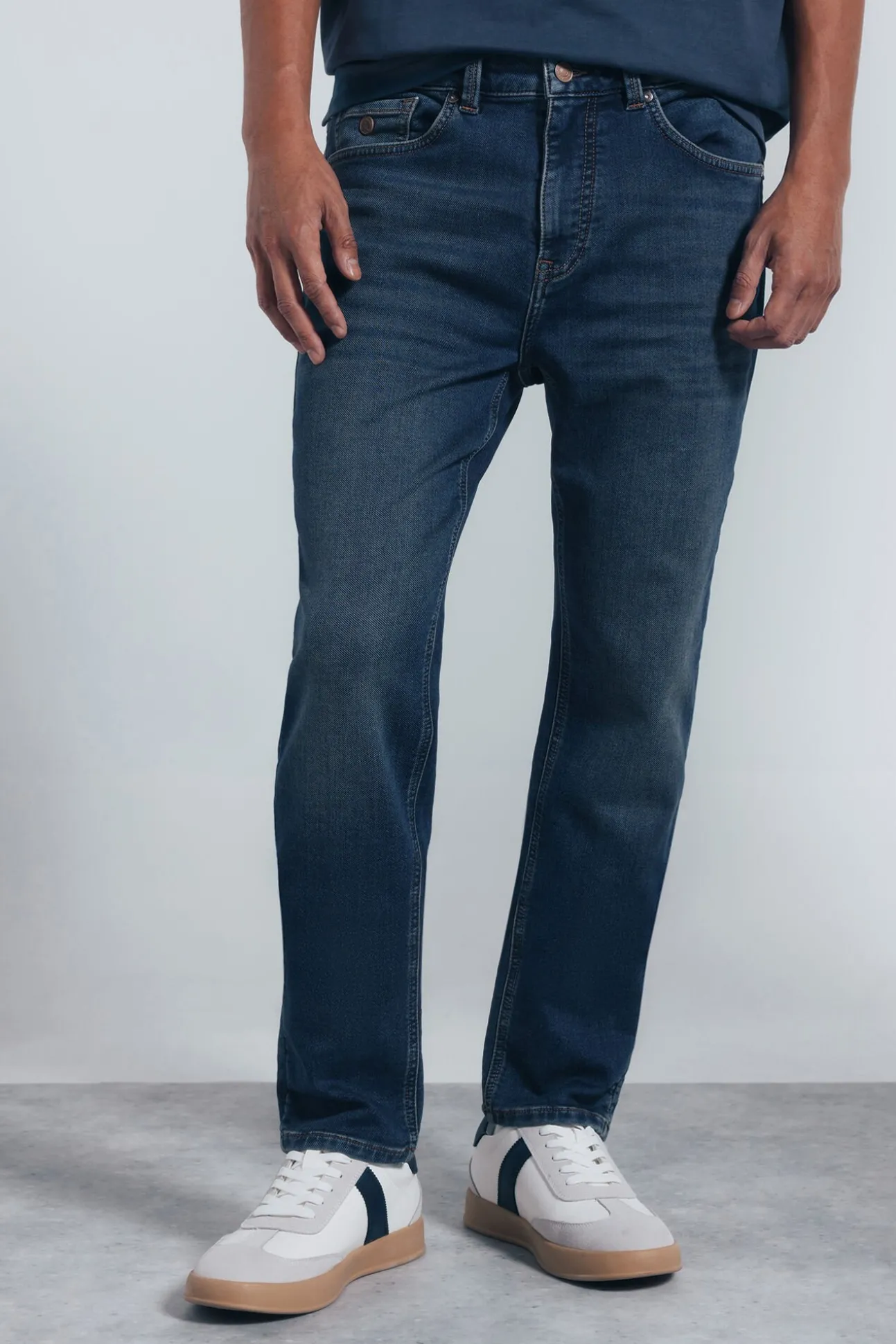 Jeans en knit denim sobretintado slim fit