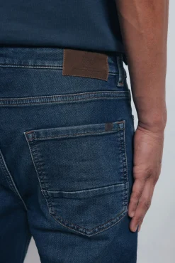 Jeans en knit denim sobretintado slim fit