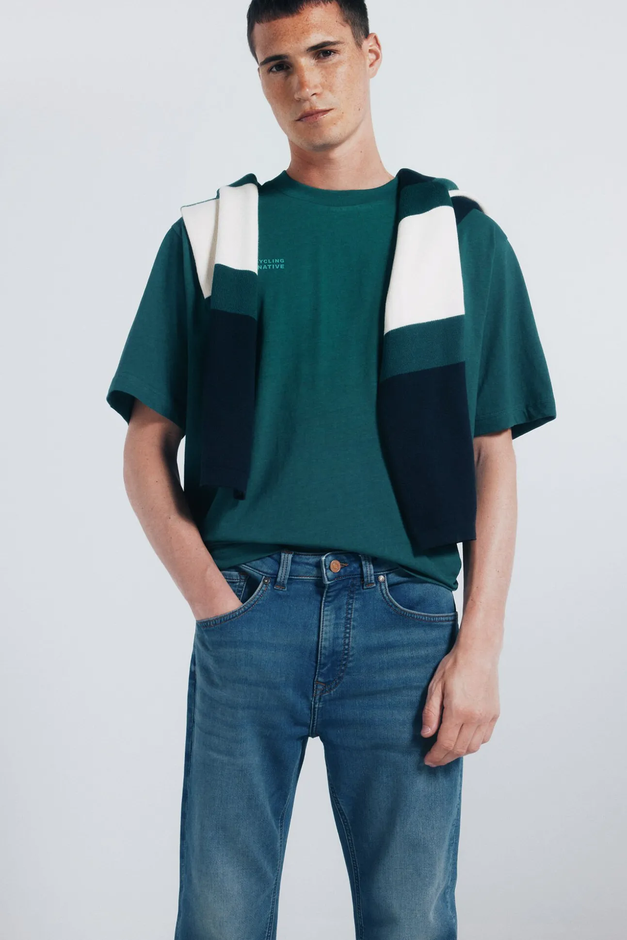 Jeans en knit denim sobretintado slim fit