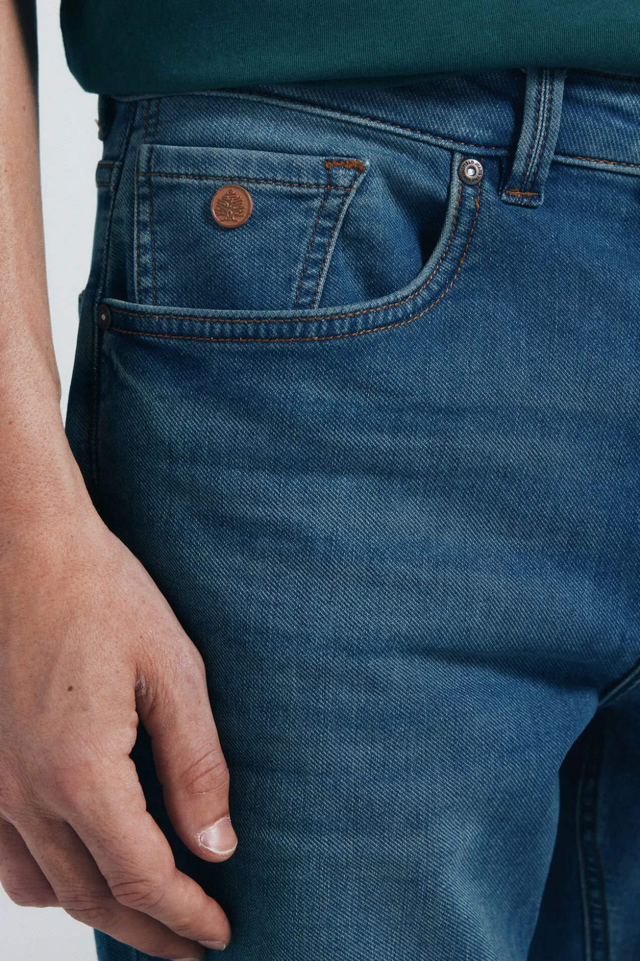 Jeans en knit denim sobretintado slim fit