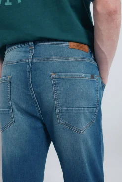 Jeans en knit denim sobretintado slim fit