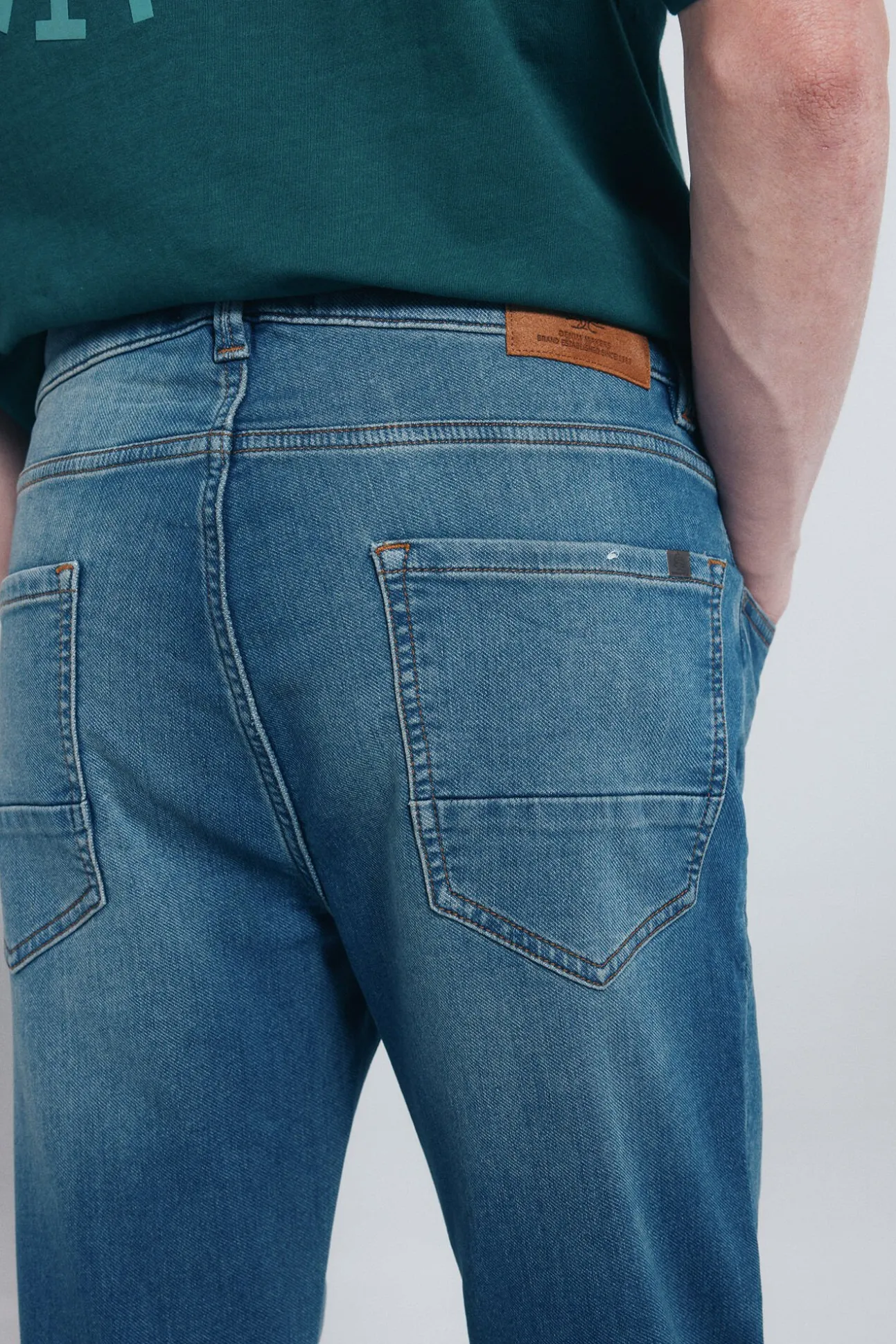 Jeans en knit denim sobretintado slim fit