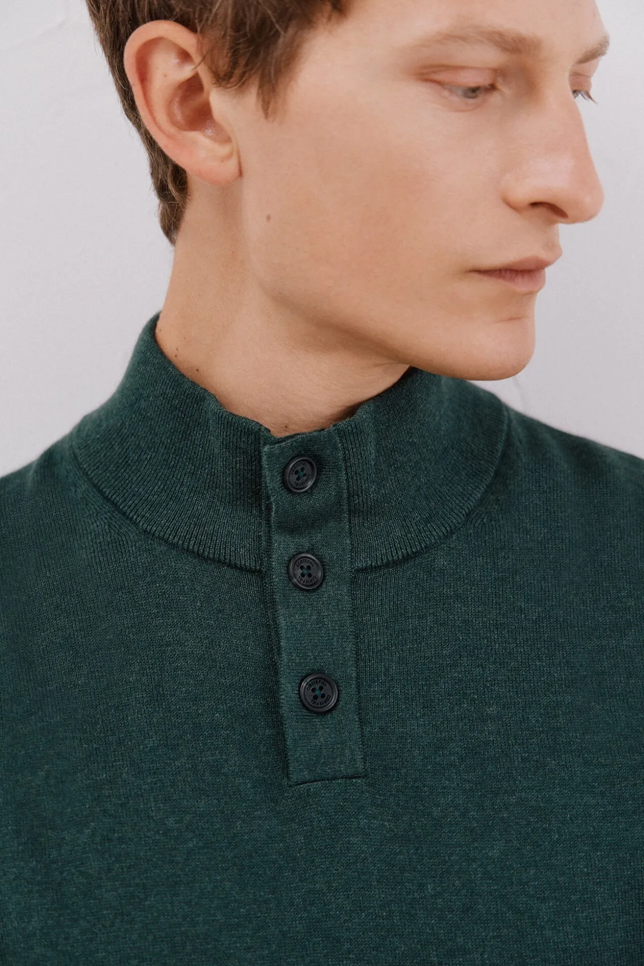 Jersey algodón cashmere cuello alto botones