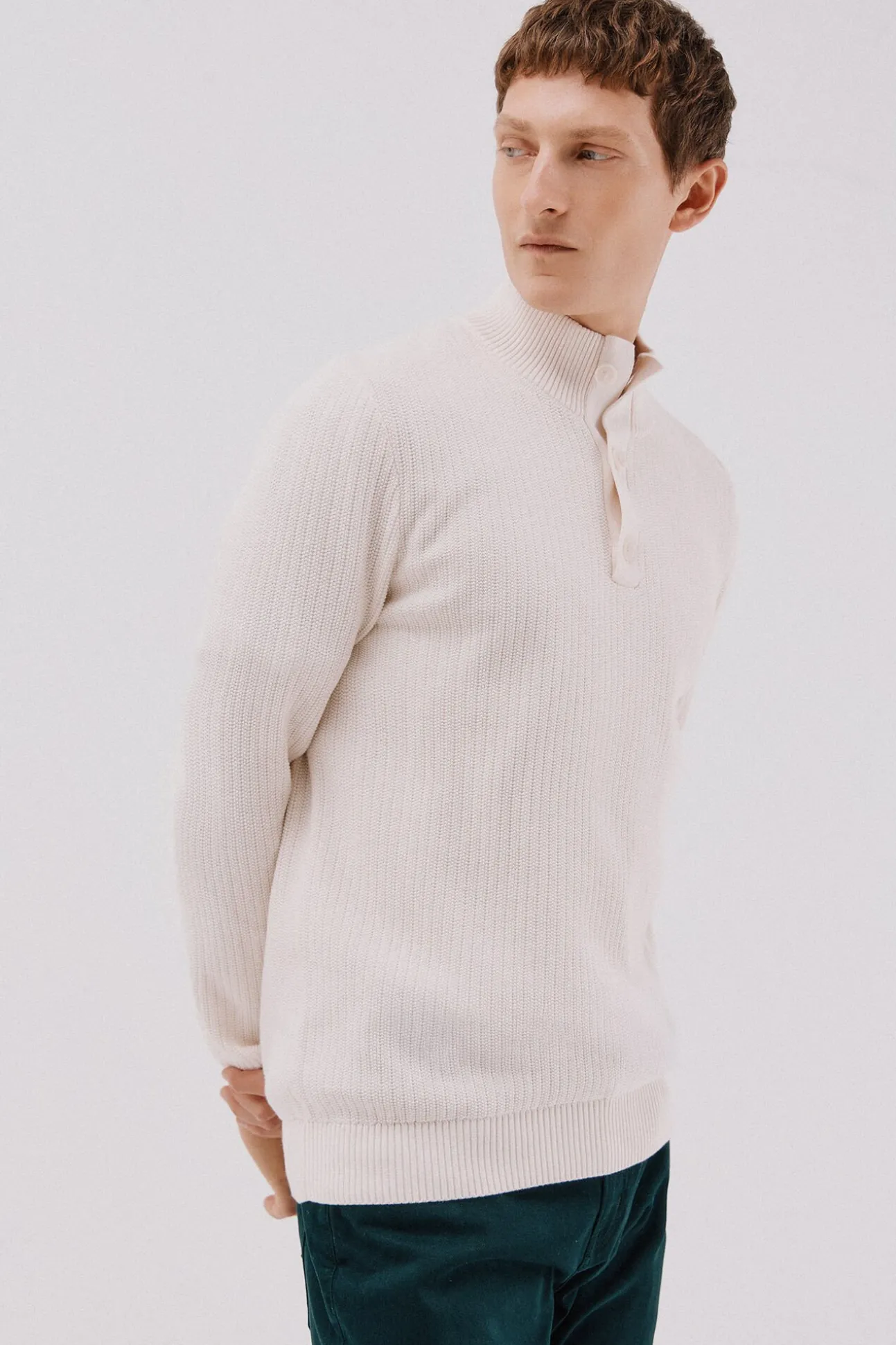 Jersey algodón estructura cuello alto con botones