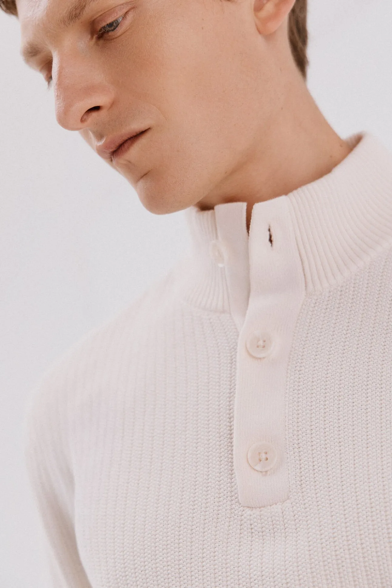 Jersey algodón estructura cuello alto con botones